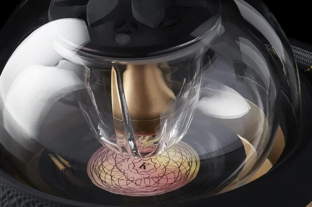 Close-up of the Kaloud Calix hookah base with blueberries, Kaloud tongs, and Aeolis hose on a dark table setup for a premium smoking experience.